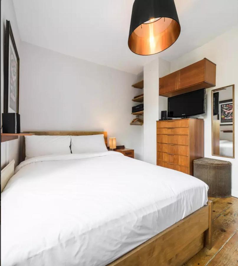 Traditional Victorian 2 Bed In Cobbled Street + Mod Cons - Full Home London Exterior photo
